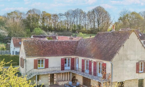 Spacious house with garden, pets allowed, ideal for family or friends