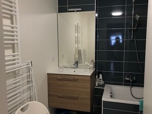 Bathroom - Comfortable 1-bedroom apartment near beach and lake with garage (Publier)