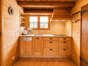 Wasserkocher mit Kaffee-/Teezubehör, Kühlschrank, Mikrowelle, Herdplatte