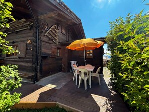 Outdoor dining - Cozy chalet in village center, near slopes (Notre-Dame-de-Bellecombe)