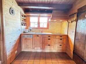 Réfrigérateur, micro-ondes, plaque de cuisson, lave-vaisselle