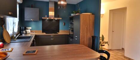 Jääkaappi, mikroaaltouuni, uuni, liesi