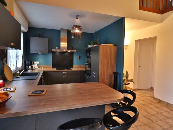 Een koelkast, een magnetron, een oven, een kookplaat