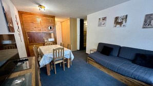 A compact living space with a dining area, a sofa, and a kitchenette. - Tignes: Apartment 6 pers, 41 sqm, Slope View (Tignes)