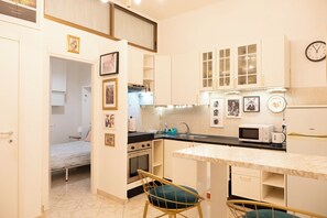 Réfrigérateur, micro-ondes, cafetière/bouilloire, bouilloire électrique