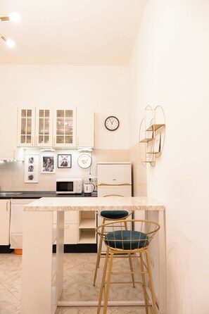 Réfrigérateur, micro-ondes, bouilloire électrique, chaise haute