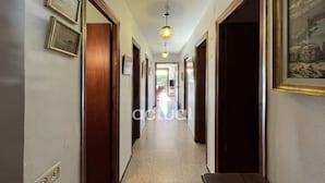 A hallway with wooden doors, a bench, and a light fixture. - Seafront apartment with terrace and parking in Platja d'Aro (Platja d'Aro)