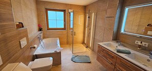 Hårføner, håndklær, såpe og toalettpapir