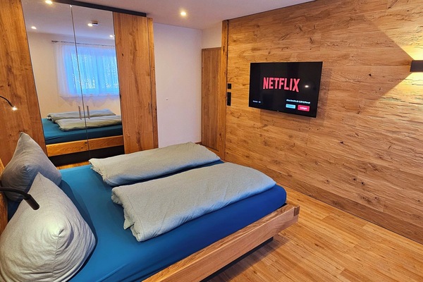 2 bedrooms, travel cot, free WiFi, bed sheets