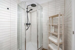 Douche, séchoir à cheveux, serviettes fournies