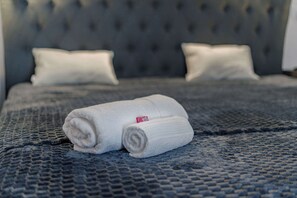 1 Schlafzimmer, Schreibtisch, Bügeleisen/Bügelbrett, Reisekinderbett
