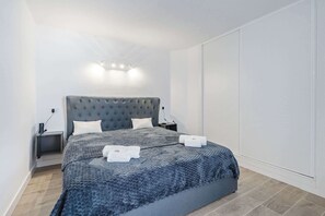 1 quarto, escrivaninha, ferros/tábuas de passar roupa, berço de viagem