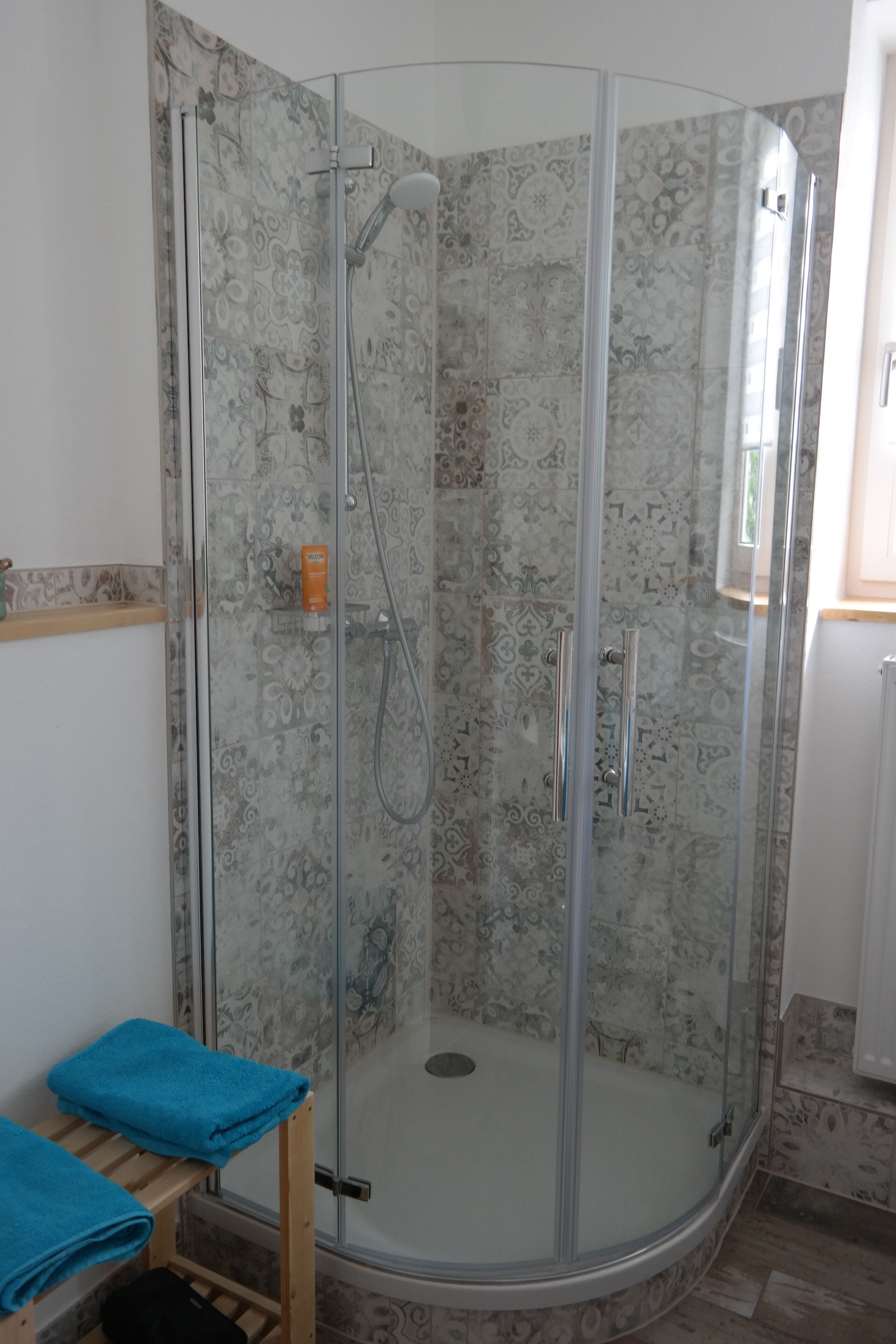 Dusche, Haartrockner, Handtücher, Seife