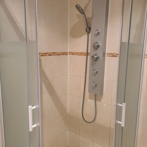 Douche, séchoir à cheveux, serviettes fournies, savon