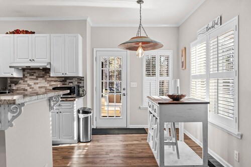 New to Vrbo! Jefferson Poolside Escape w/ pool!