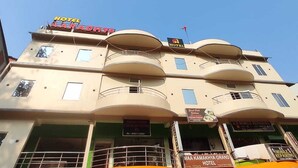 A multi-story hotel with balconies and a sign for 'Aas Mobile Repairing' on the ground floor. - Hotel Aaradhya (Guwahati)
