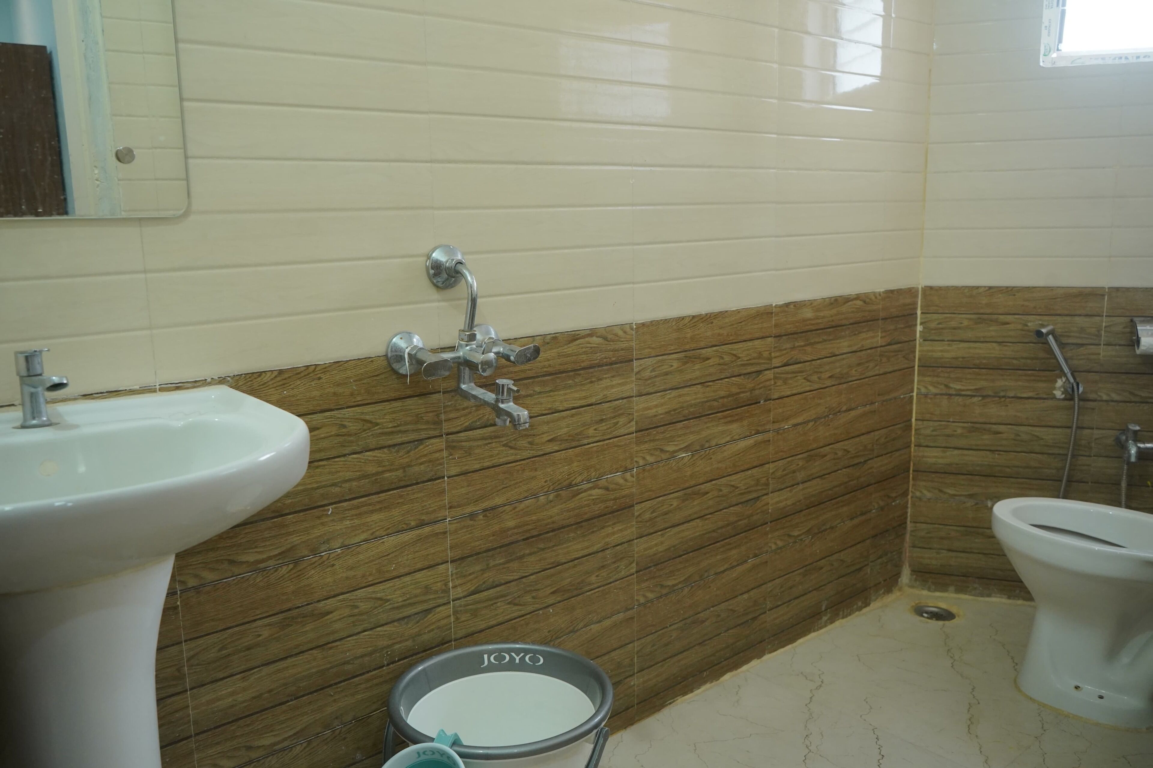 Une salle de bain avec un lavabo, des toilettes et une douche.