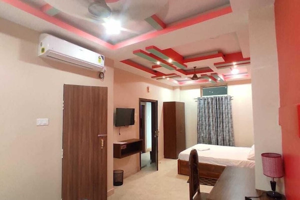 Ropa de cama de alta calidad y espacio para trabajar con laptop