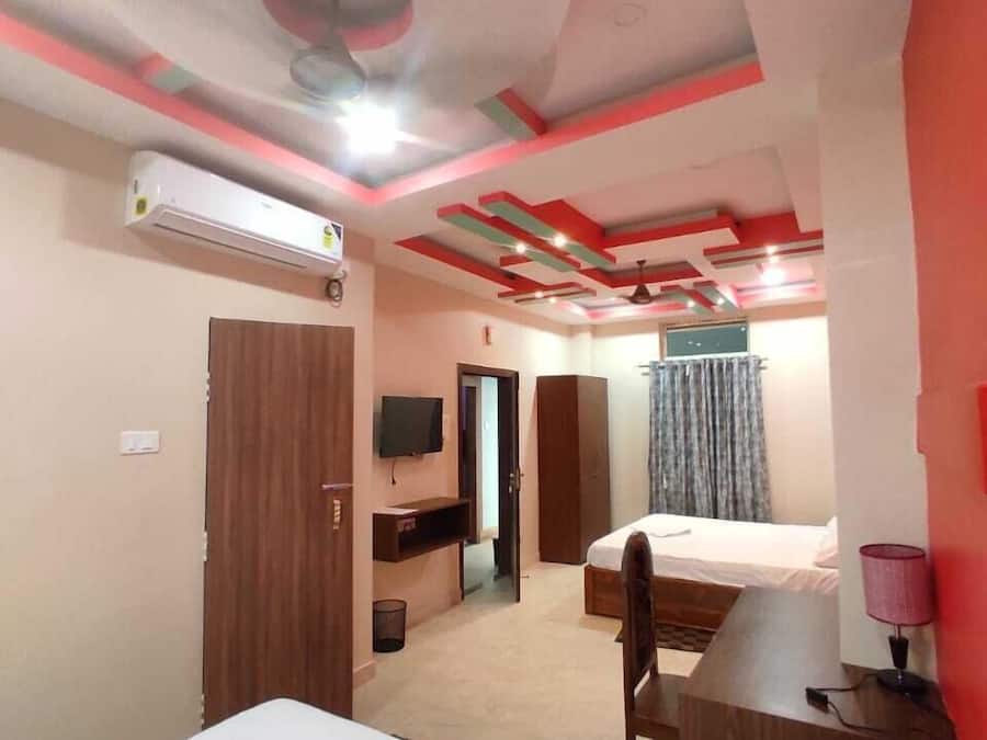 Bộ đồ giường cao cấp, khu vực làm việc phù hợp cho laptop