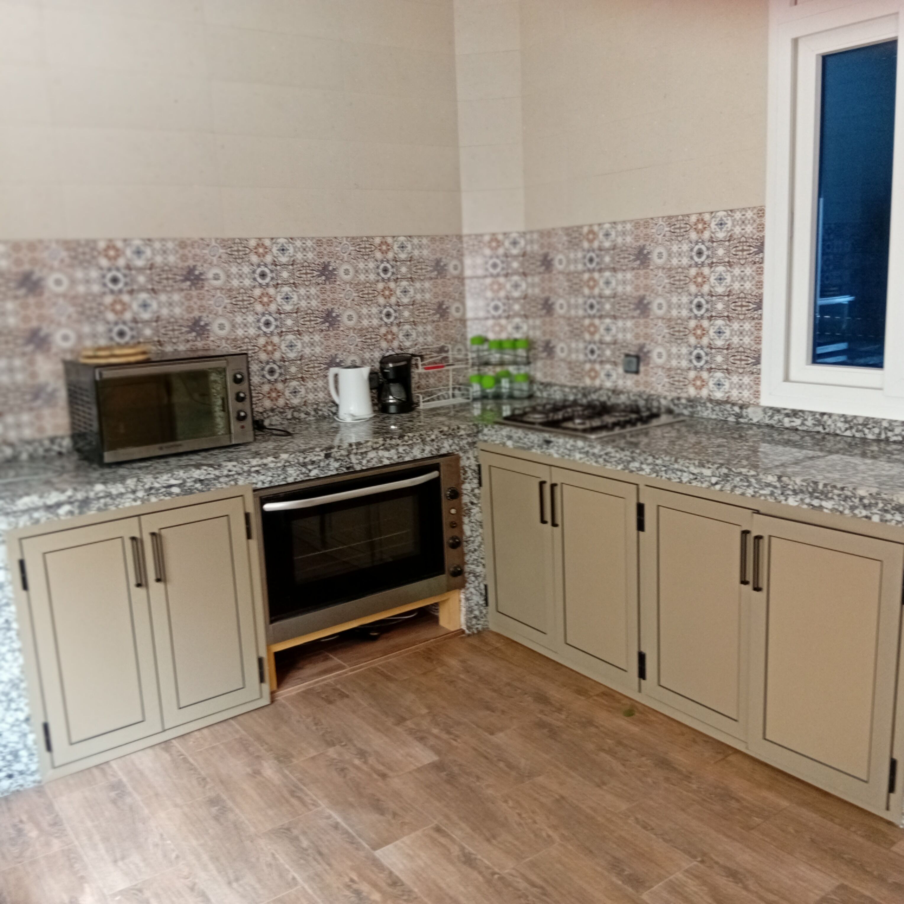 Fridge, oven, dishwasher, coffee/tea maker