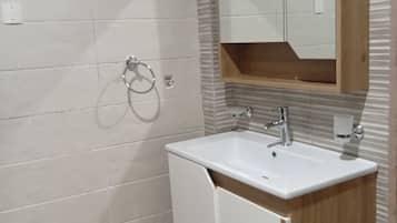 Family Quadruple Room, City View | Bathroom