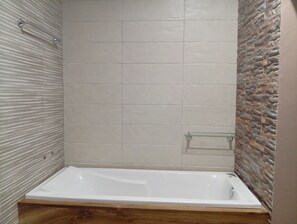 Family Quadruple Room, City View | Bathroom - Hotel Noahgarden 3 (Cotonou)