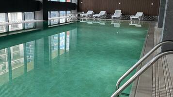Kolam renang tertutup