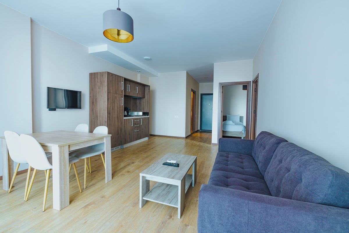 Deluxe Triple Room | Ruang tamu | 70 cm sebuah televisyen pintar dengan kabel