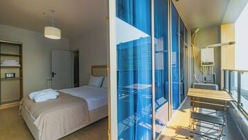 Quarto família | Cofres nos quartos, escrivaninha, quartos à prova de som