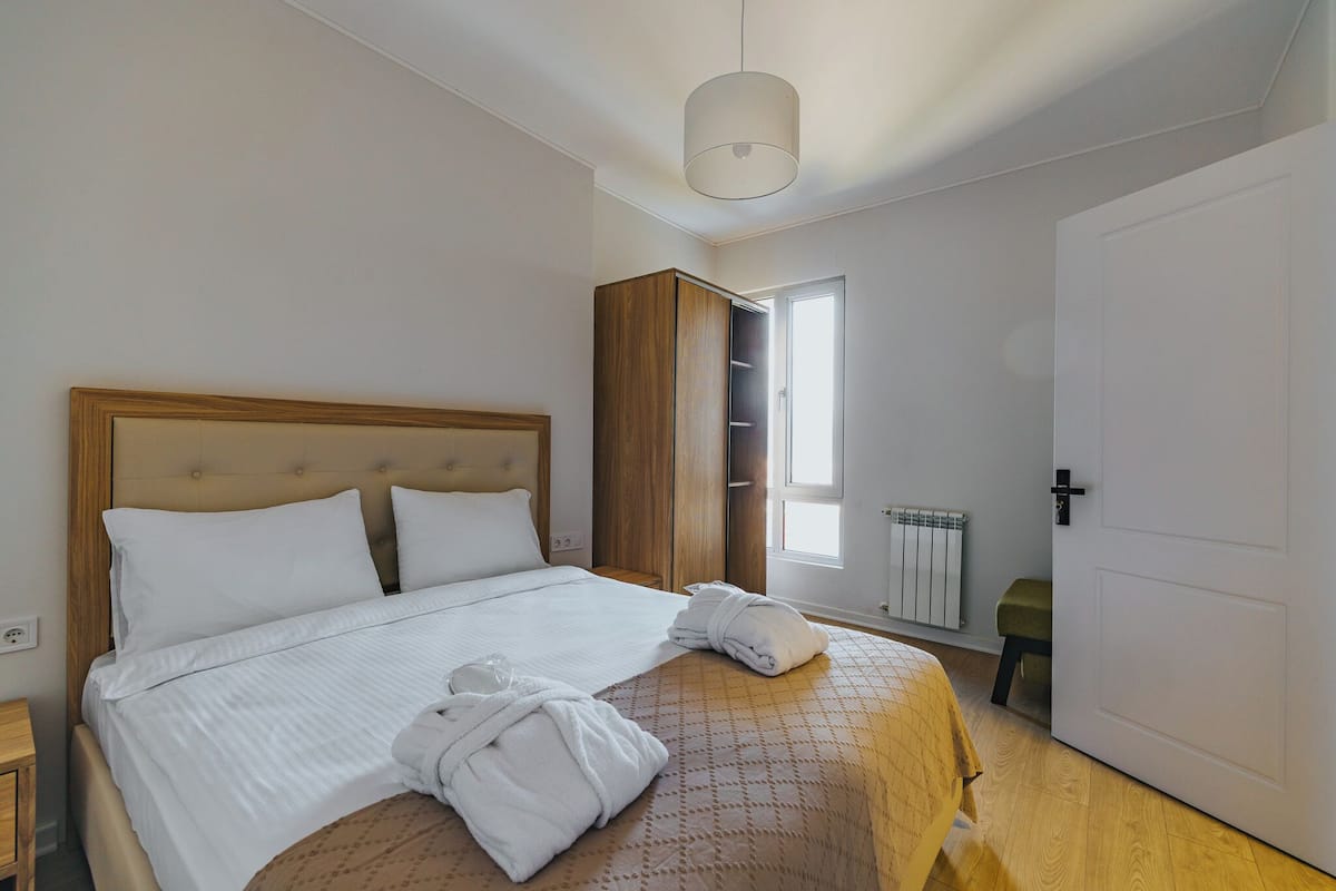 Family Room | 1 bedroom, in-room safe, desk, soundproofing