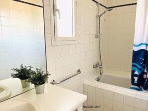 Douche, séchoir à cheveux, serviettes fournies
