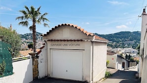A small, white garage with a tiled roof and the sign "GARAGE UNE VOITURE" above the door. - House of 100 m2 on 2 levels with garden of 1000 m2 center Cannes (Cannes)