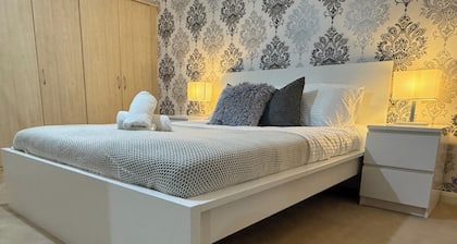 Coventry - 3 Beds - Pet Friendly - Free Parking