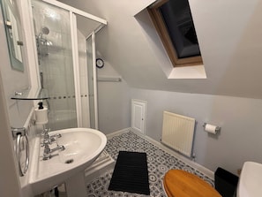 House | Bathroom | Combined shower/tub, deep soaking tub, hair dryer, towels - Coventry - 3 Beds - Pet Friendly - Free Parking (Coventry)