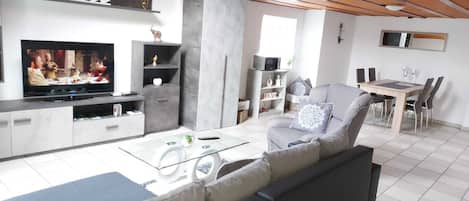 Deluxe Apartment | Living area | Flat-screen TV