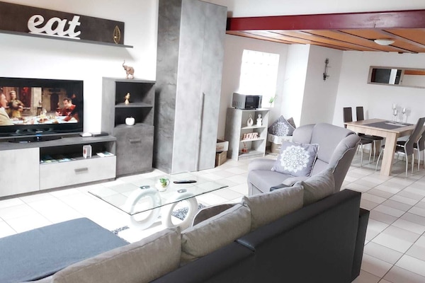 Deluxe Apartment | Living area | Flat-screen TV
