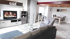 Deluxe Apartment | Living area | Flat-screen TV - HOLIDAYS HOMES IL FOLLETTO (Gambarogno)