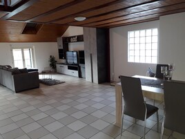 Deluxe Apartment | Living area | Flat-screen TV