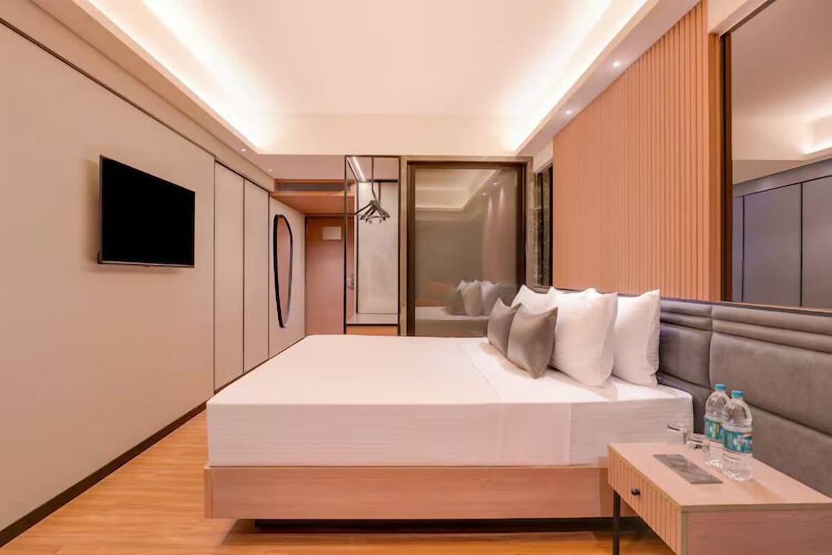 Chambre Deluxe double, balcon, vue sur la ville | Espace de travail pour ordinateurs portables, fer et planche à repasser