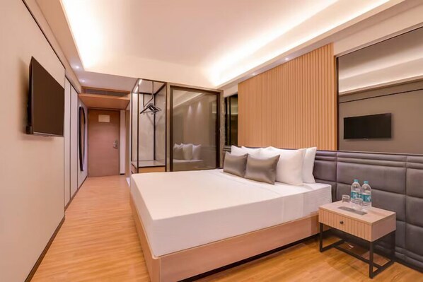 Dobbeltrom – deluxe, balkong, byutsikt | Skrivebord for bærbar PC, strykejern/-brett og wi-fi (inkludert)