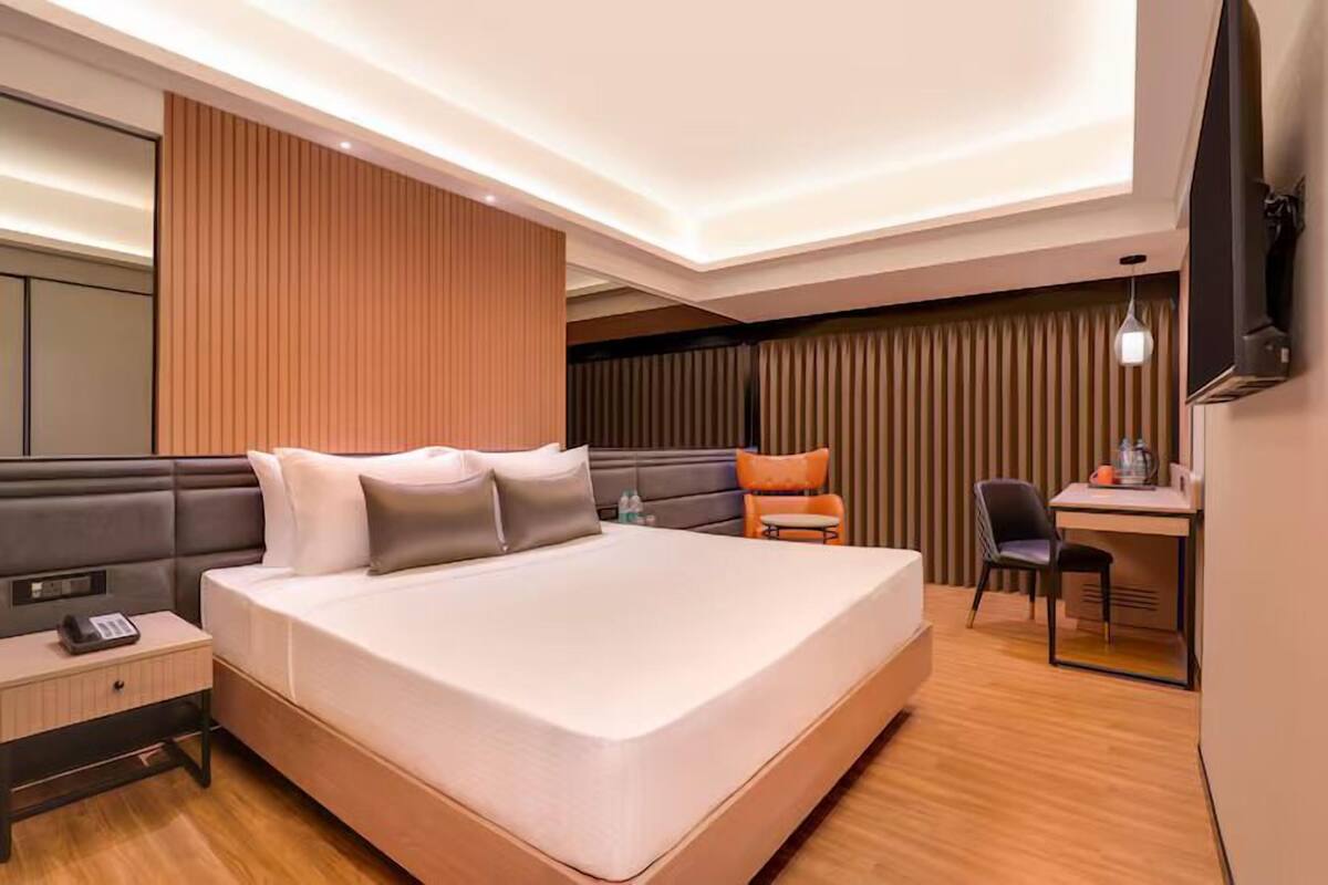 Chambre Deluxe avec lits jumeaux, balcon, vue sur la ville | Espace de travail pour ordinateurs portables, fer et planche à repasser
