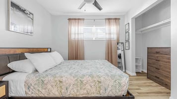 2 bedrooms, desk, iron/ironing board, WiFi