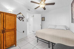 2 bedrooms, desk, iron/ironing board, WiFi