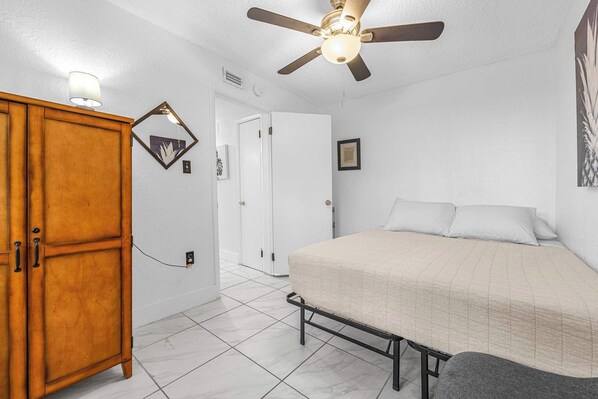 2 bedrooms, desk, iron/ironing board, WiFi