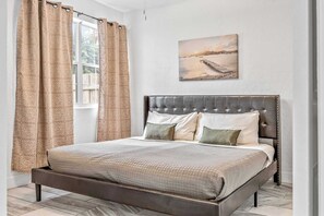 6 bedrooms, desk, iron/ironing board, travel cot