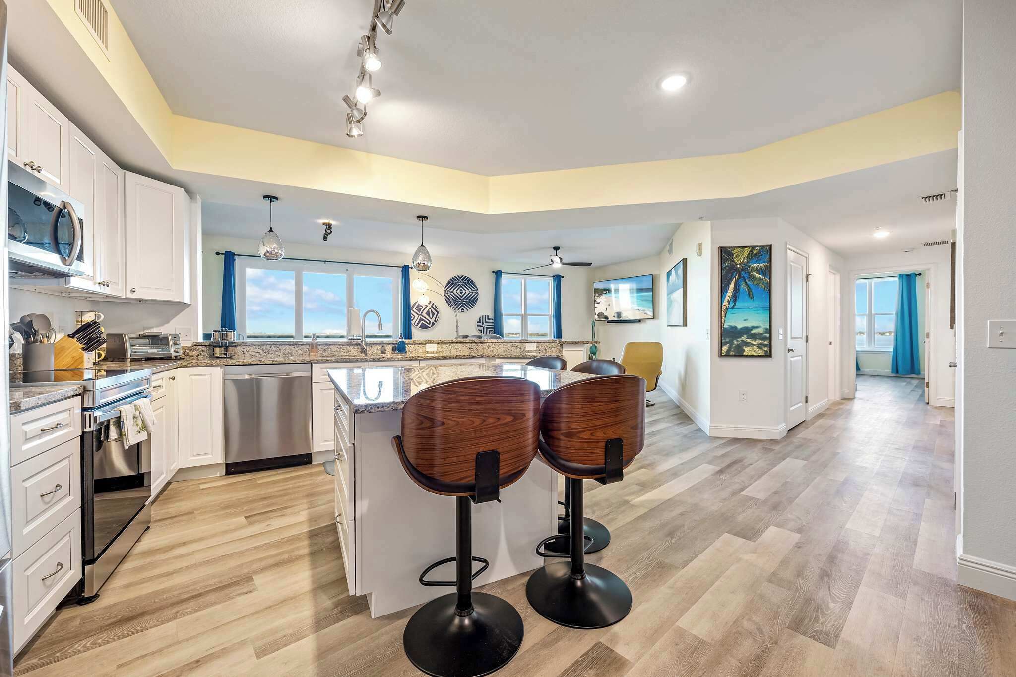 冷蔵庫、電子レンジ、オーブン、コンロ