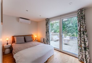 4 bedrooms, iron/ironing board, travel cot, free WiFi