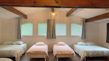 5 slaapkamers, een bureau, een strijkplank/strijkijzer, reisbedje