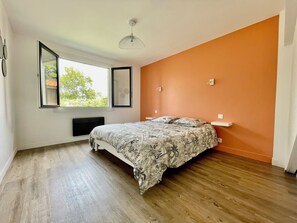 5 bedrooms, desk, iron/ironing board, travel cot