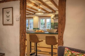 Dining - Cozy 5-Bed Cottage Retreat – Perfect for Families (Stoke Green)